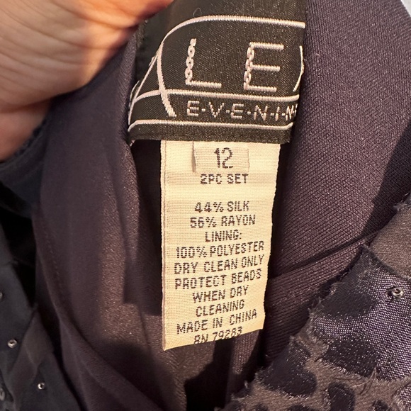 Asymmetrical Sleeveless Cocktail Dress - Picture 3 of 10